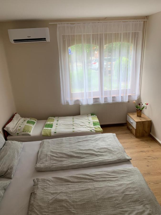 Zsuzsa Apartman ไฮจ์ดุสโซบอสโล ภายนอก รูปภาพ