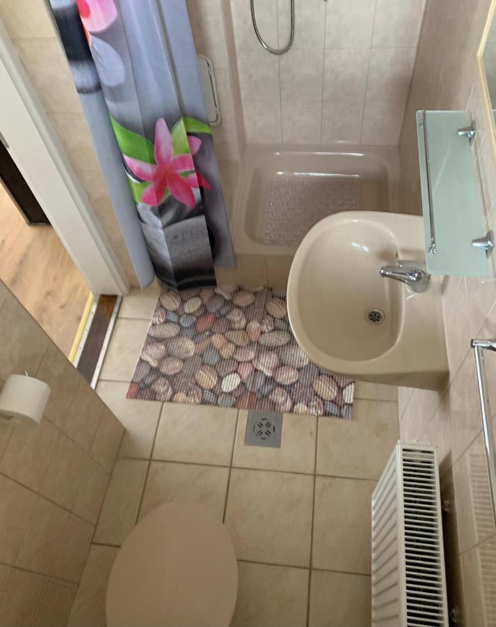 Zsuzsa Apartman ไฮจ์ดุสโซบอสโล ภายนอก รูปภาพ