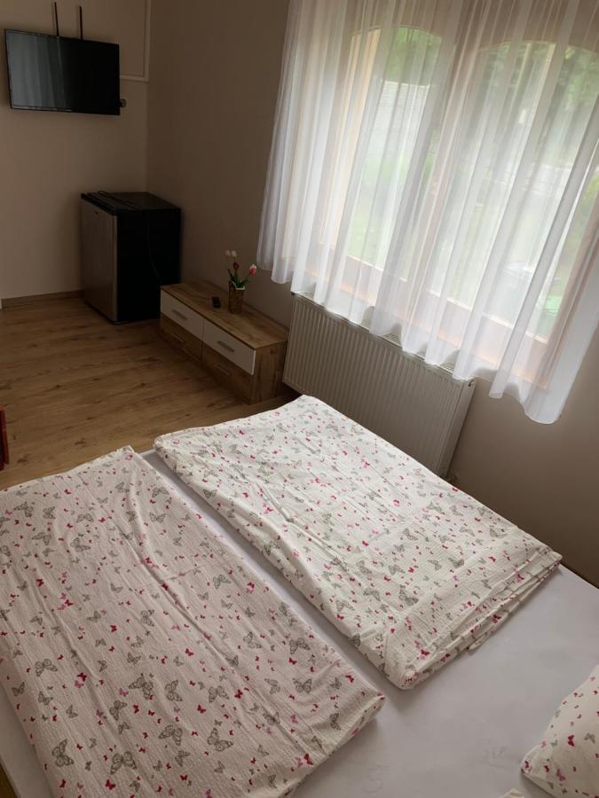 Zsuzsa Apartman ไฮจ์ดุสโซบอสโล ภายนอก รูปภาพ