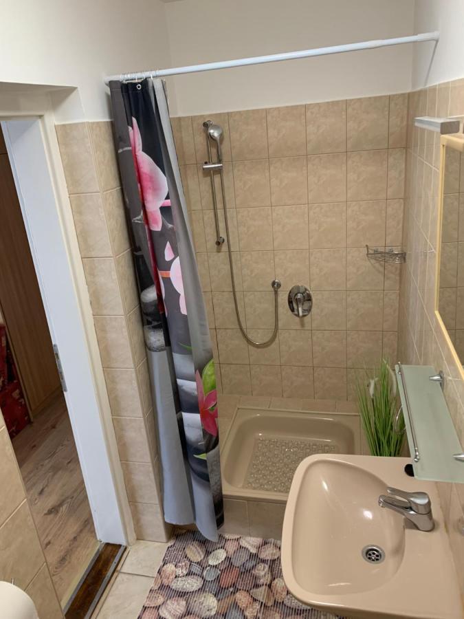 Zsuzsa Apartman ไฮจ์ดุสโซบอสโล ภายนอก รูปภาพ