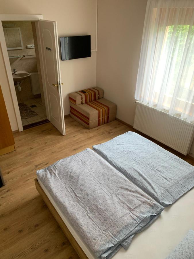 Zsuzsa Apartman ไฮจ์ดุสโซบอสโล ภายนอก รูปภาพ