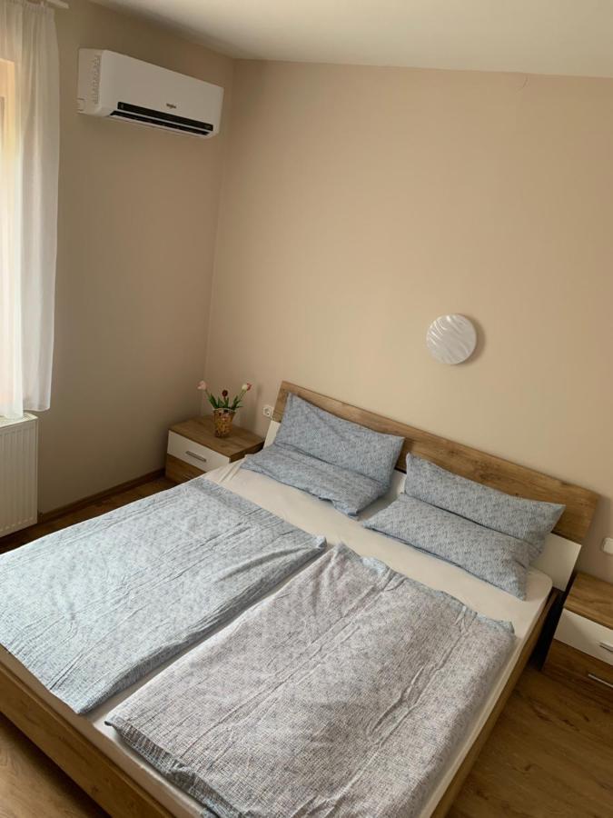 Zsuzsa Apartman ไฮจ์ดุสโซบอสโล ภายนอก รูปภาพ