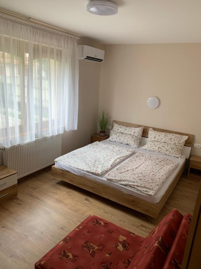 Zsuzsa Apartman ไฮจ์ดุสโซบอสโล ภายนอก รูปภาพ