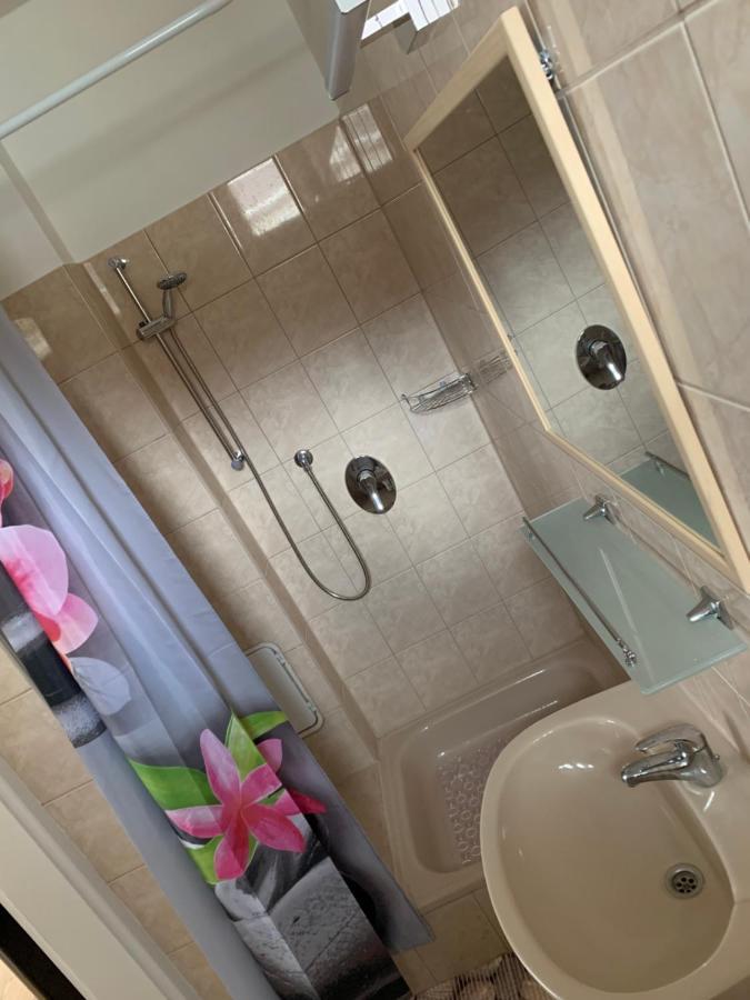 Zsuzsa Apartman ไฮจ์ดุสโซบอสโล ภายนอก รูปภาพ