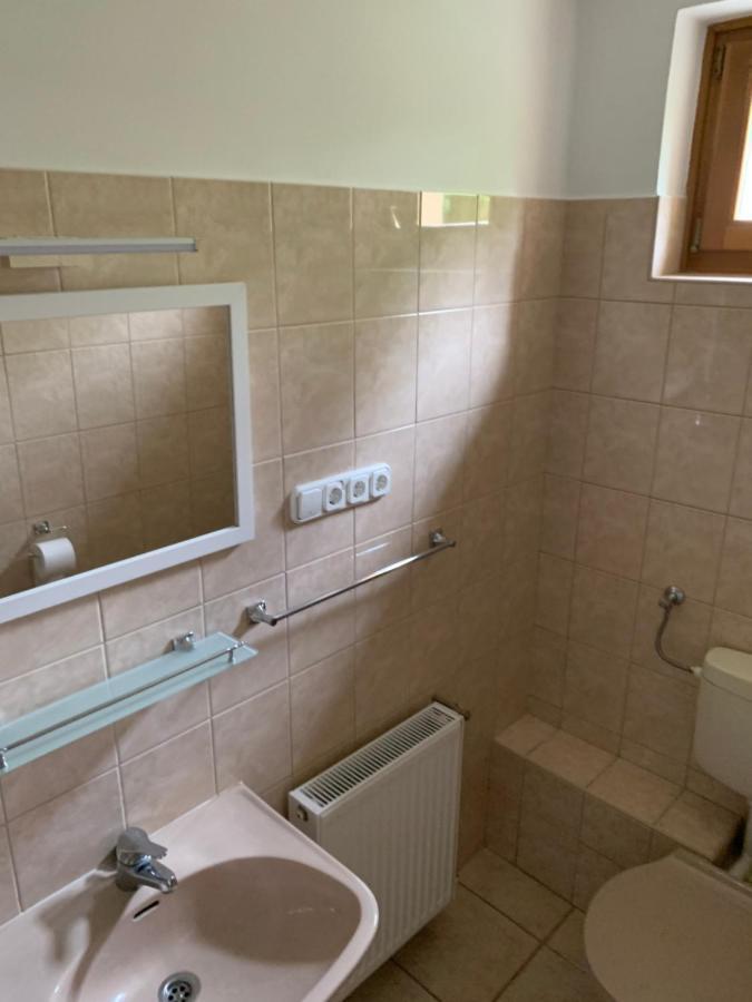 Zsuzsa Apartman ไฮจ์ดุสโซบอสโล ภายนอก รูปภาพ