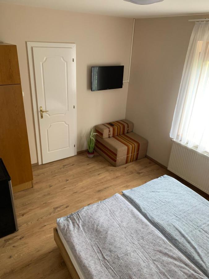 Zsuzsa Apartman ไฮจ์ดุสโซบอสโล ภายนอก รูปภาพ