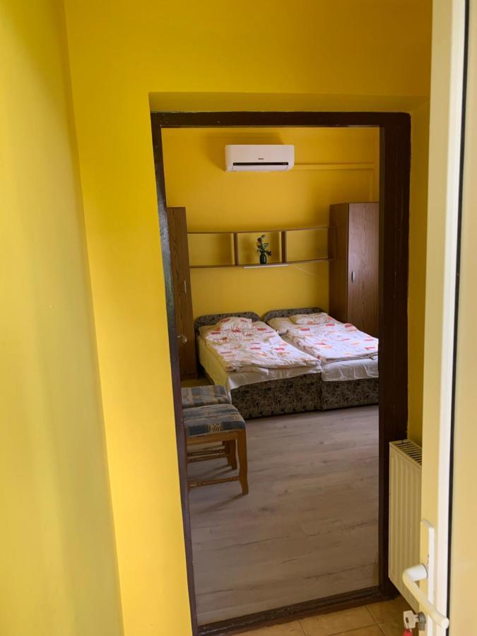 Zsuzsa Apartman ไฮจ์ดุสโซบอสโล ภายนอก รูปภาพ