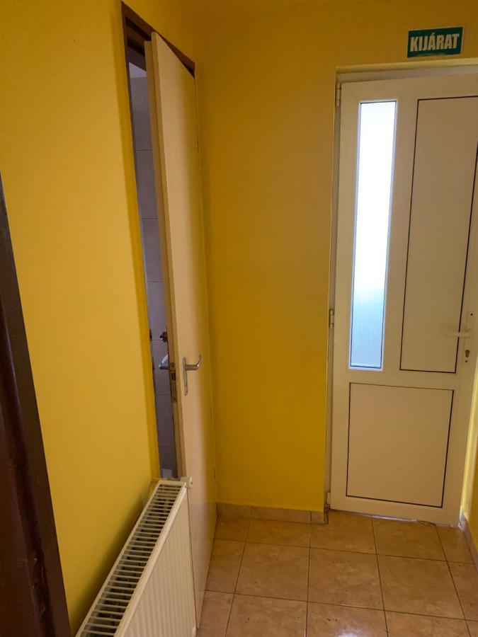 Zsuzsa Apartman ไฮจ์ดุสโซบอสโล ภายนอก รูปภาพ