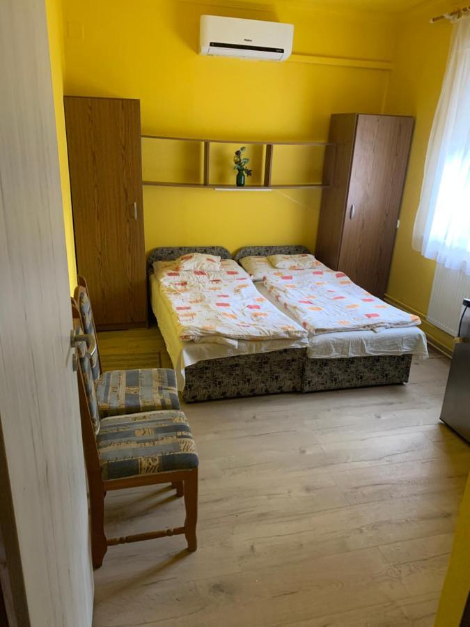 Zsuzsa Apartman ไฮจ์ดุสโซบอสโล ภายนอก รูปภาพ