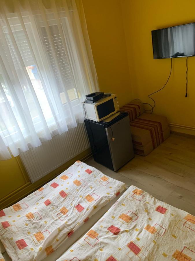 Zsuzsa Apartman ไฮจ์ดุสโซบอสโล ภายนอก รูปภาพ