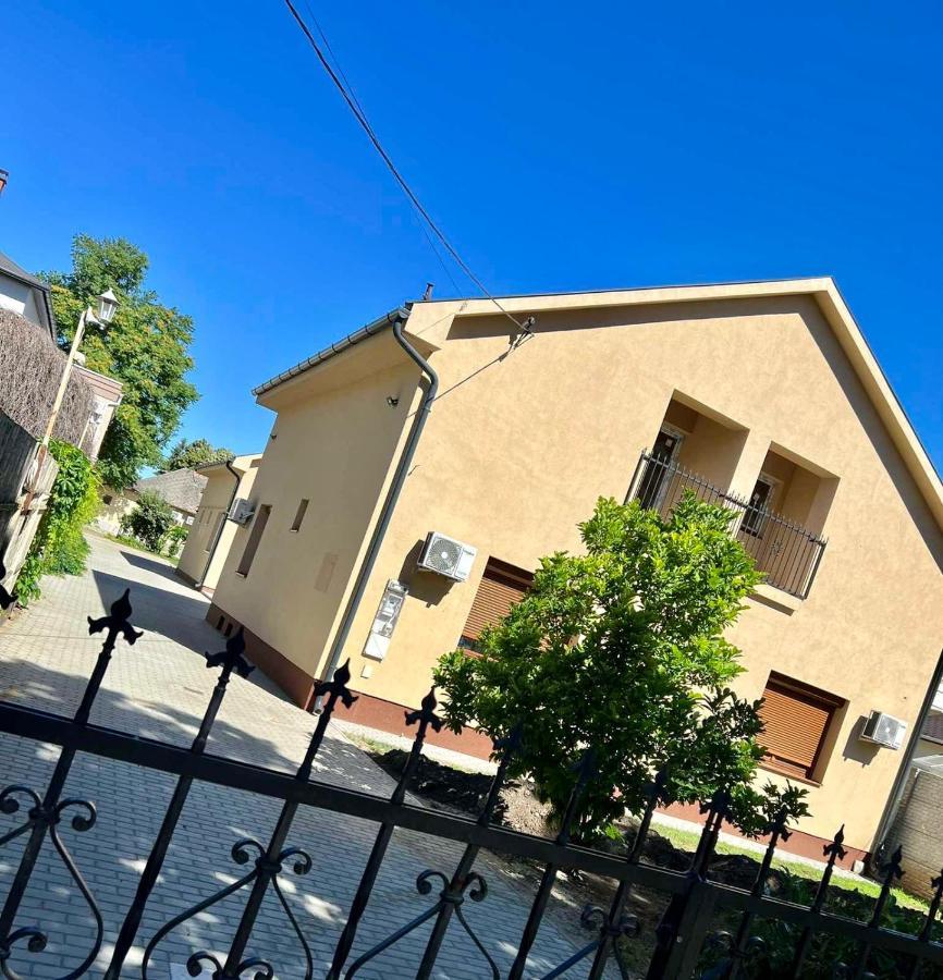 Zsuzsa Apartman ไฮจ์ดุสโซบอสโล ภายนอก รูปภาพ