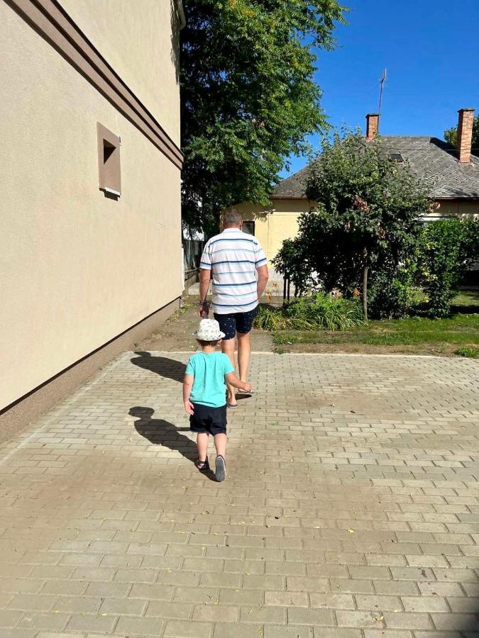 Zsuzsa Apartman ไฮจ์ดุสโซบอสโล ภายนอก รูปภาพ