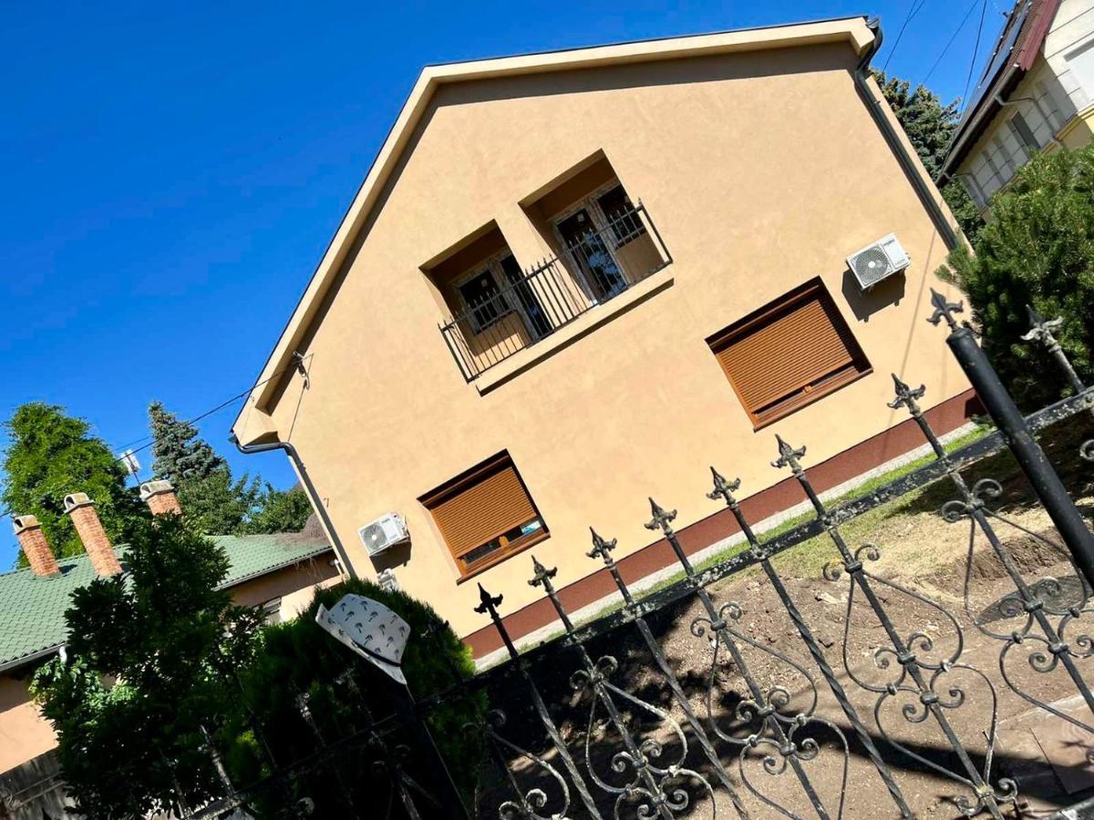 Zsuzsa Apartman ไฮจ์ดุสโซบอสโล ภายนอก รูปภาพ