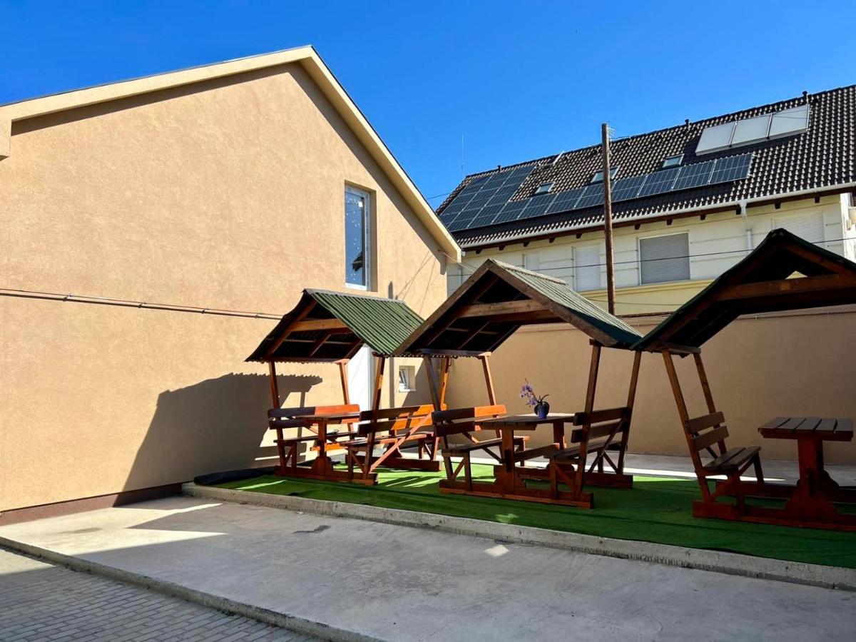 Zsuzsa Apartman ไฮจ์ดุสโซบอสโล ภายนอก รูปภาพ
