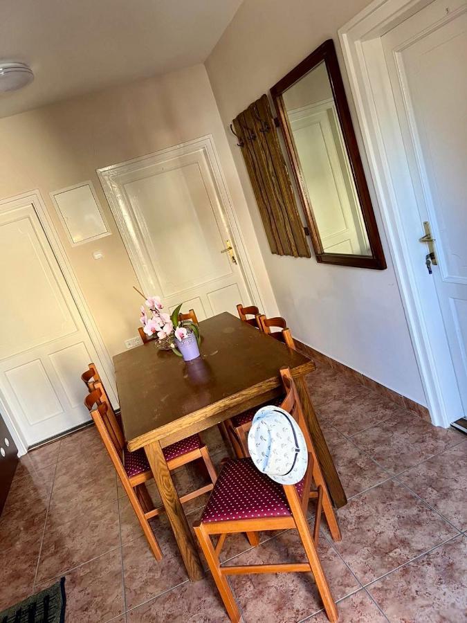 Zsuzsa Apartman ไฮจ์ดุสโซบอสโล ภายนอก รูปภาพ