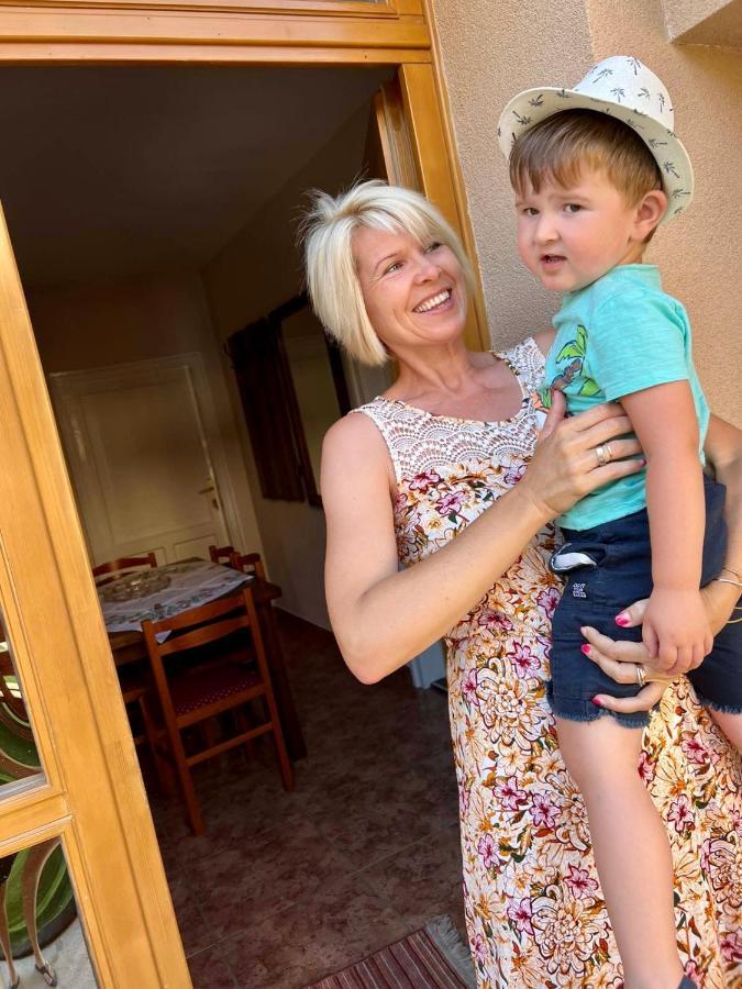 Zsuzsa Apartman ไฮจ์ดุสโซบอสโล ภายนอก รูปภาพ