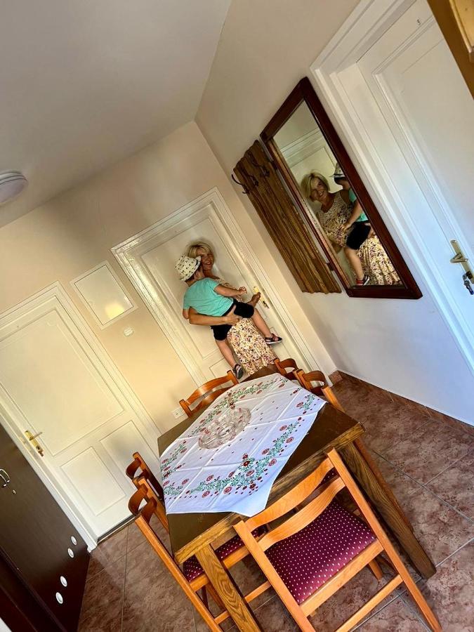 Zsuzsa Apartman ไฮจ์ดุสโซบอสโล ภายนอก รูปภาพ