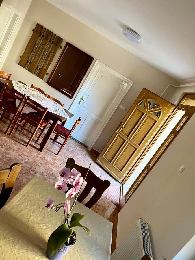 Zsuzsa Apartman ไฮจ์ดุสโซบอสโล ภายนอก รูปภาพ