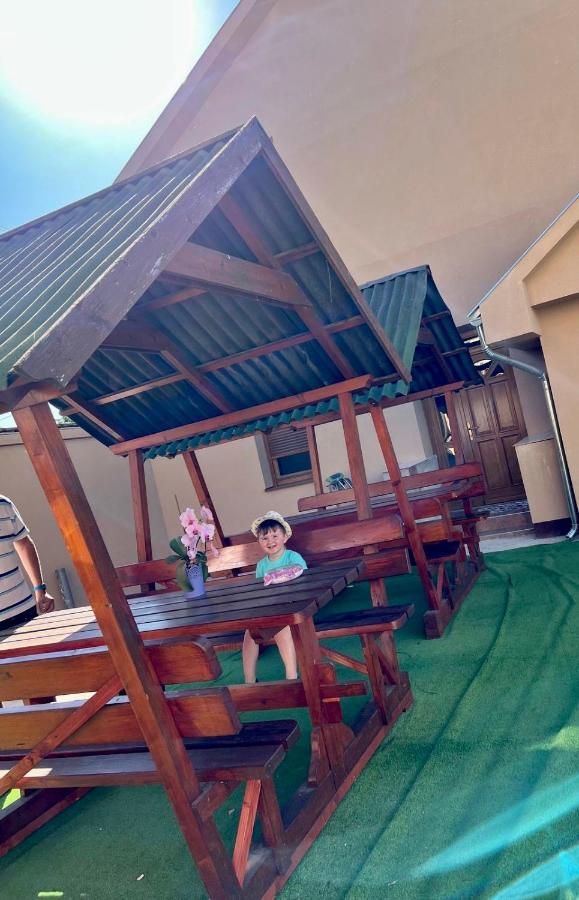 Zsuzsa Apartman ไฮจ์ดุสโซบอสโล ภายนอก รูปภาพ